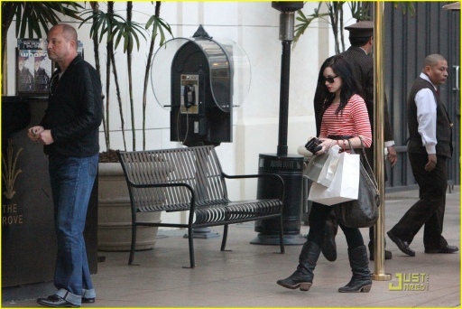 normal_demi-lovato-shops-the-grove-07 - demi si badigardul la cumparaturi