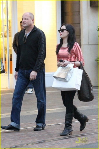 normal_demi-lovato-shops-the-grove-08 - demi si badigardul la cumparaturi