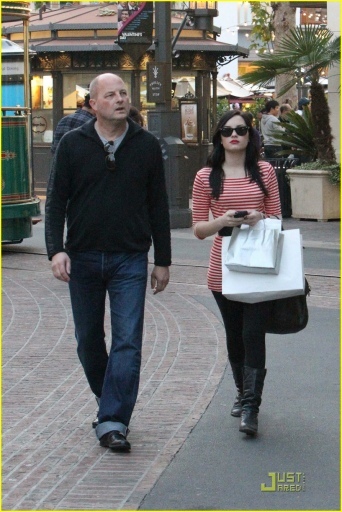 normal_demi-lovato-shops-the-grove-11 (1) - demi si badigardul la cumparaturi