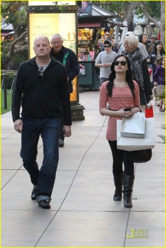 normal_demi-lovato-shops-the-grove-13