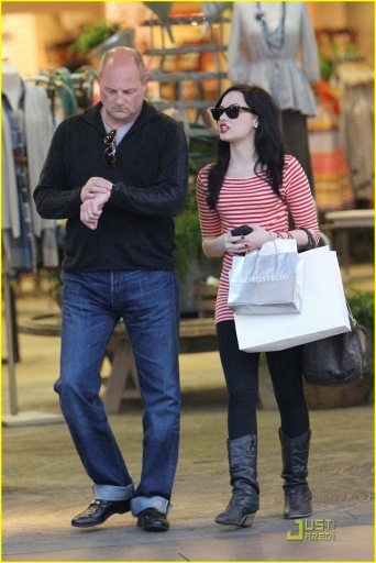 Out Shopping At The Grove In Los Angeles - demi si badigardul la cumparaturi
