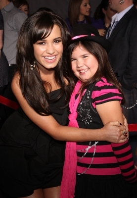 87138_demi-lovato-and-sister-madison-de-la-garz-arrive-at-the-walt-disney-pictures-jonas-brothers-th - demi si sora ei