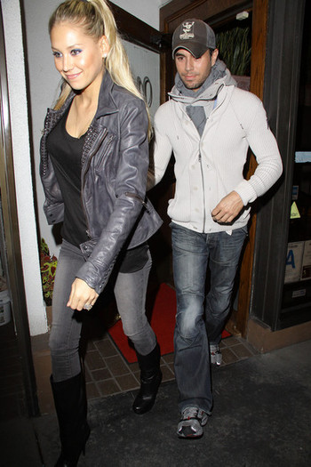 Enrique+Iglesias+Anna+Kournikova+Leaves+Madeo+RZFpG14wKnhl