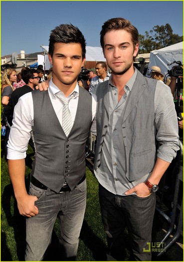 chace-crawford-taylor-lautner-teen-choice-awards-04