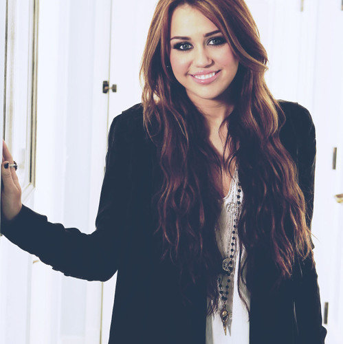 33998_1503192137665_1170072323_1387430_721859_n - miley facebook