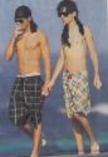 bill-tom-kaulitz-shirtless%20(2) - Bill si Tom in vacanta 2010