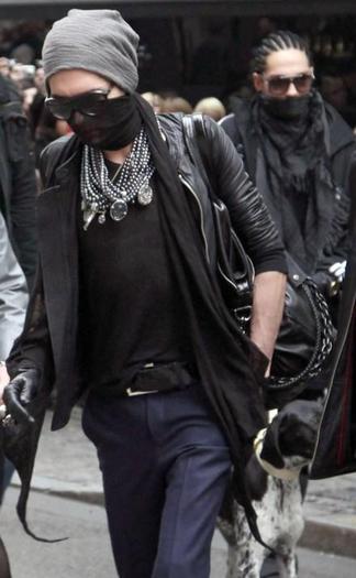 bill-kaulitz-mask%20(44) - Tokio Hotel in Paris