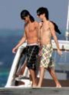 tom-bill-kaulitz-shirtless%20(7) - Bill si Tom in vacanta 2010