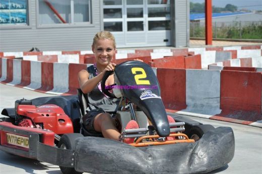 andreea-patrascu-este-pasionata-de-karting-galerie-foto_2[1] - andreea patrascu