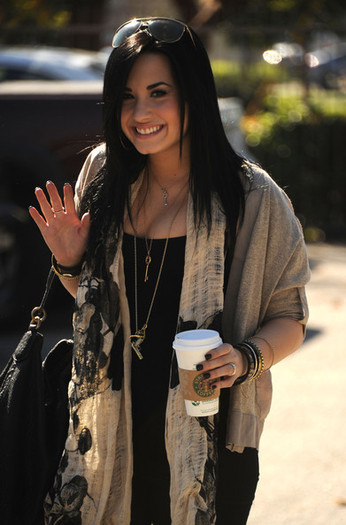 DemiLovatoDemiLovatoSightingG1Rb-5z2fjFl - demi lovato pt bianca