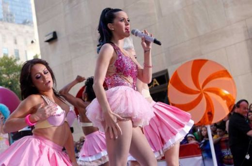 katy-perry-calare-pe-un-nor-de-vata-de-zahar-la-rockefeller-center-galerie-foto_5[1]