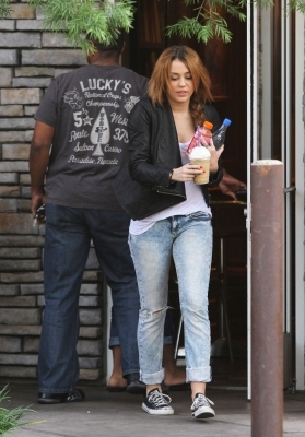  - x At Coffee Bean in Toluca Lake - 5th February 2011