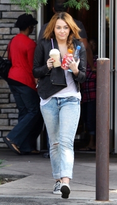  - x At Coffee Bean in Toluca Lake - 5th February 2011