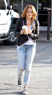  - x At Coffee Bean in Toluca Lake - 5th February 2011