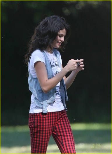 selena-gomez-miley-cyrus-01 - SELENA GOMEZ