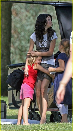 selena-gomez-miley-cyrus-02 - SELENA GOMEZ