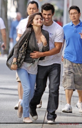 selena-gomez-taylor-lautner-pda-session-photos-2 - SELENA GOMEZ