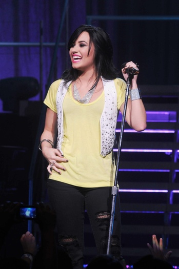 demi-lovato-785636l - DEMI LOVATO