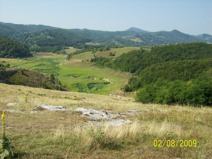 VEDERE SPRE LACUL SECAT DE LA PONOARELE... - PESTERA PODULUI DE LA PONOARELE