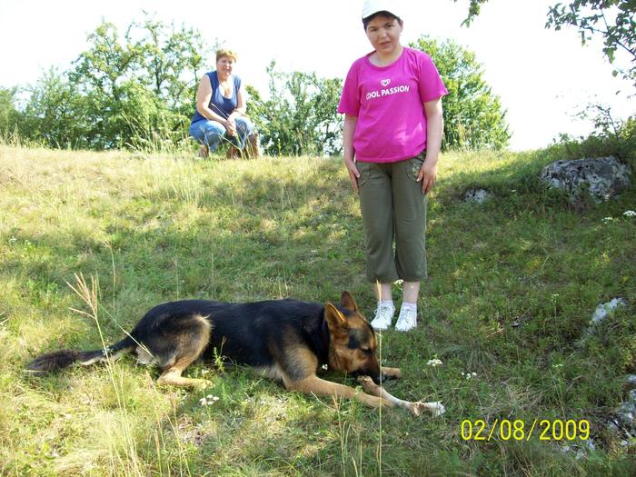 GETA, LAURA SI CAINELE REX,GHIDUL SI PROTECTORUL  TURISTILOR.. - PESTERA PODULUI DE LA PONOARELE