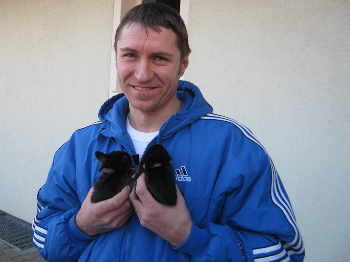 ionica cu 2 pui pentru fetita lui