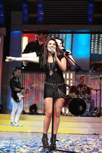 ogaaapz8wiosqewxz1m6fbq - Dulce Maria en El Salvador