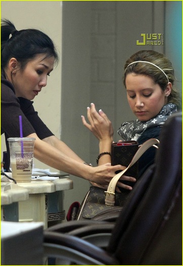 ashley-tisdale-nails-10