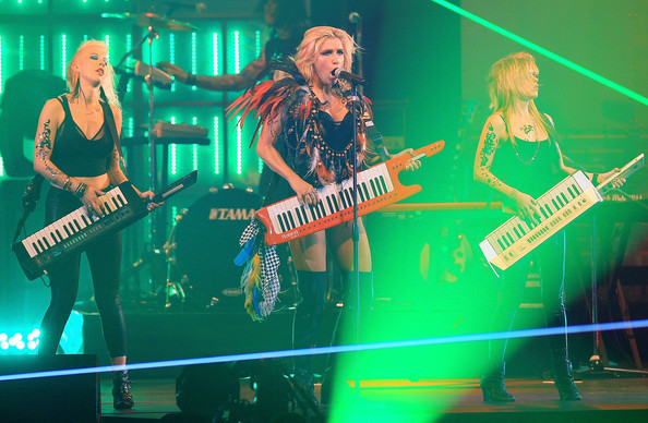 kesha-pe-scena-la-mtv-video-music-awards-japan-2010