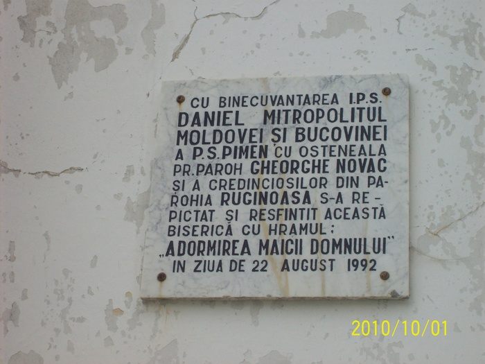 PLACA CU INSCRIPTIE DE PE FATADA BISERICII DOMNESTI. - BISERICA DOMNEASCA DIN RUGINOASA SI PALATUL DOMNESC