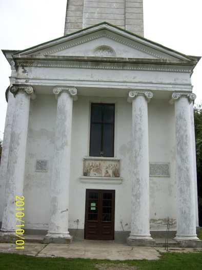 Fatada Bisericii,cu portalul de intrare ,deasupra caruia se afla pisania .Si coloanele,cu capiteluri