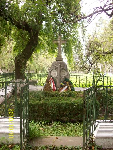 MONUMENTUL FUNERAR DIN CURTEA BISERICII. - BISERICA DOMNEASCA DIN RUGINOASA SI PALATUL DOMNESC