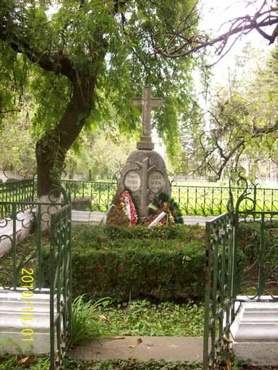 MONUMENTUL FUNERAR DIN CURTEA BISERICII.