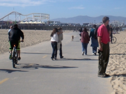 normal_001 - February 6th 2011 - Taking a Walk at the Beach with Justin Biber