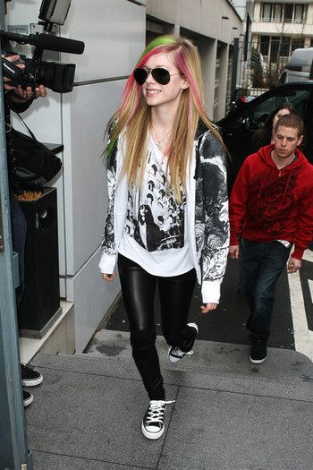 Avril+Lavigne+colourful+Avril+Lavigne+leaves+4NhRUDIwXQfl - A - colourful - Avril -  Lavigne -  leaves -  her -  Parisian -  hotel -  with -  her -  entourage -