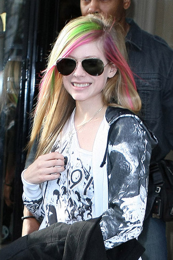 Avril+Lavigne+colourful+Avril+Lavigne+leaves+bnAupb6t5sxl - A - colourful - Avril -  Lavigne -  leaves -  her -  Parisian -  hotel -  with -  her -  entourage -