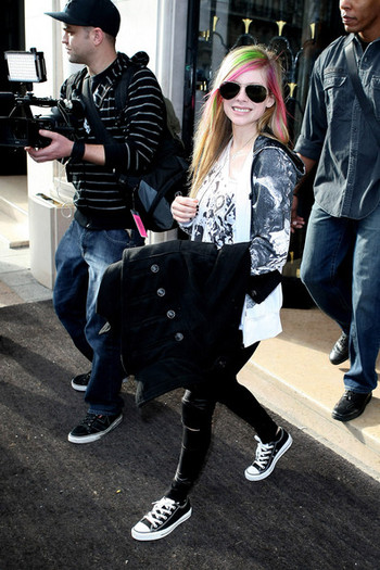 Avril+Lavigne+colourful+Avril+Lavigne+leaves+iUzakyzL6zQl - A - colourful - Avril -  Lavigne -  leaves -  her -  Parisian -  hotel -  with -  her -  entourage -