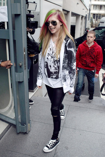 Avril+Lavigne+colourful+Avril+Lavigne+leaves+jwpOtqP9rsKl - A - colourful - Avril -  Lavigne -  leaves -  her -  Parisian -  hotel -  with -  her -  entourage -