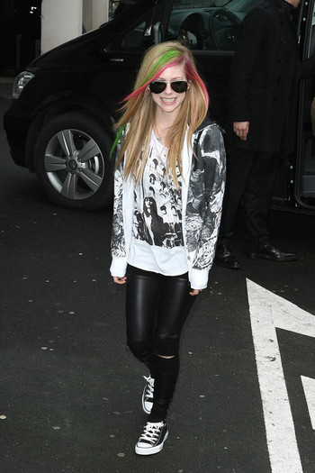 Avril+Lavigne+colourful+Avril+Lavigne+leaves+y0UNKPdKYnVl