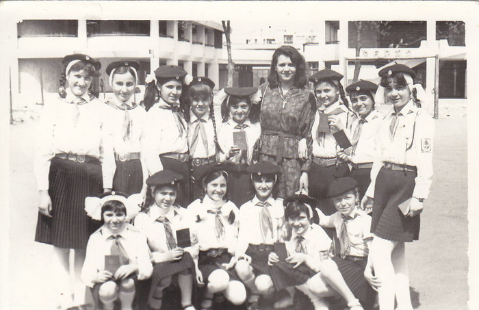 1985; Prof. Danila Daniela si fetele din clasa sa
