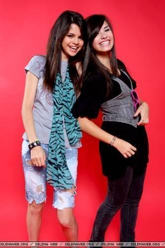 Selena-Gomez-308069,400687,big