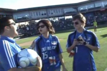 normal_selenafan09 - Kansas City Wizards Soccer Autograph Singing