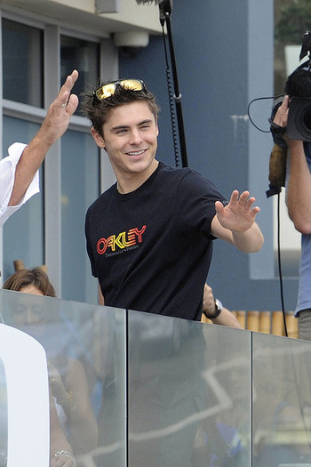 Zac+Efron+causes+small+riot+makes+tries+make+ytMNqeDiEBJl