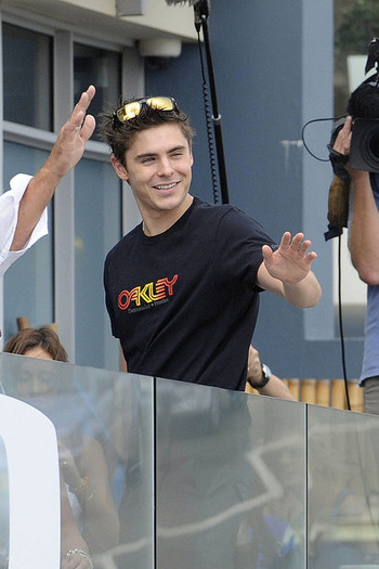 Zac+Efron+causes+small+riot+makes+tries+make+ytMNqeDiEBJl - Cateva PoZe Cu ZaCk EfRoN