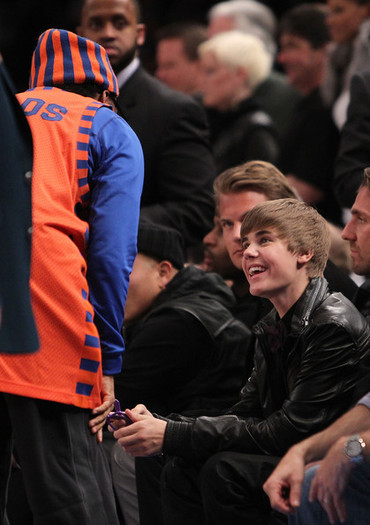 Justin+Bieber+Dallas+Mavericks+v+New+York+QTEGaFn5pOnl - CaTeVa PoZe Cu JuStIn BiEbEr