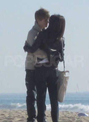  - 2011 - February 6 - Walking on the beach with Justin Bieber Candids