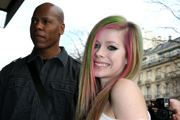 Avril+Lavigne+Avril+Lavigne+Leaves+NRJ+Studio+4FplZtkRrtnl - Avril Lavigne Leaves NRJ Studio