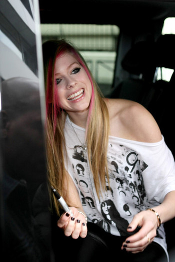 Avril+Lavigne+Avril+Lavigne+Leaves+NRJ+Studio+c4Vt1rQbDfBl - Avril Lavigne Leaves NRJ Studio