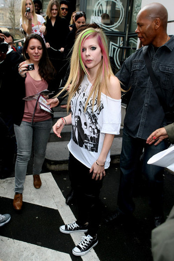 Avril+Lavigne+Avril+Lavigne+Leaves+NRJ+Studio+iEf-po1vk2Cl - Avril Lavigne Leaves NRJ Studio