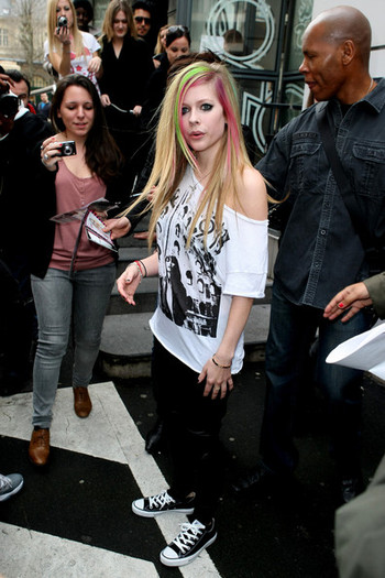 Avril+Lavigne+Avril+Lavigne+Leaves+NRJ+Studio+iEf-po1vk2Cl