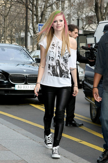 Avril+Lavigne+Avril+Lavigne+Leaves+NRJ+Studio+Q1UsC8r586ol - Avril Lavigne Leaves NRJ Studio